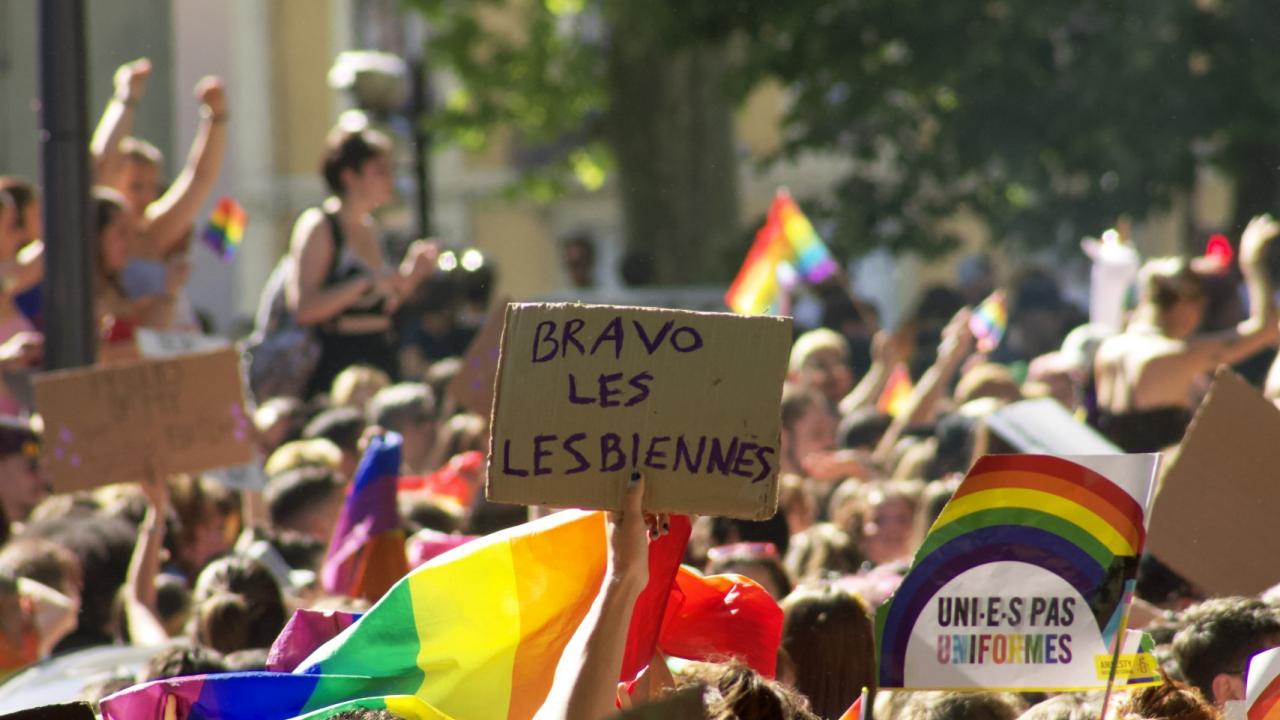 Pancarte « Bravo les lesbiennes » photographiée lors de l'édition 2022.